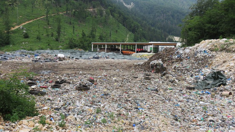 Fotografija: Kup smrdljivih odpadkov na Mali Mežakli se počasi le manjša. Foto Blaž Račič/Delo