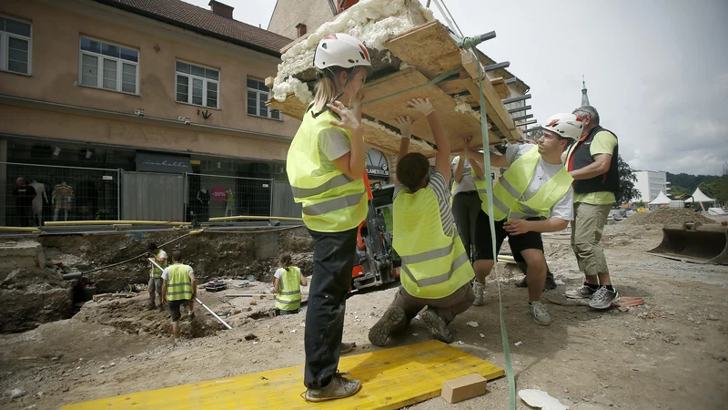Fotografija: Dviganje mozaika, odkritega med arheolološkimi izkopavanji na Gosposvetski cesti v Ljubljani. FOTO: Blaž Samec