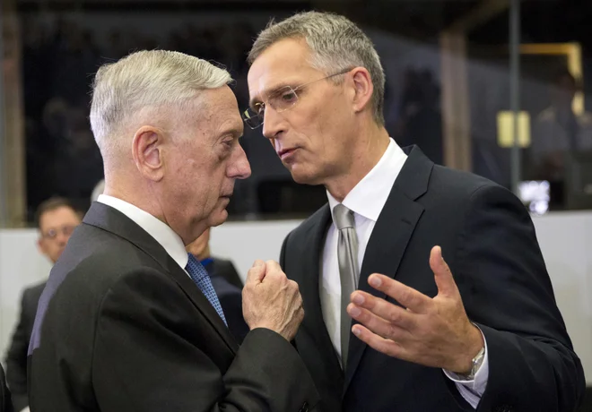 Generalni sekretar zavezništva Jens Stoltenberg se je srečal z ameriškim obrambnim ministrom Jamesom Nattisom. FOTO: Virginia Mayo/Ap