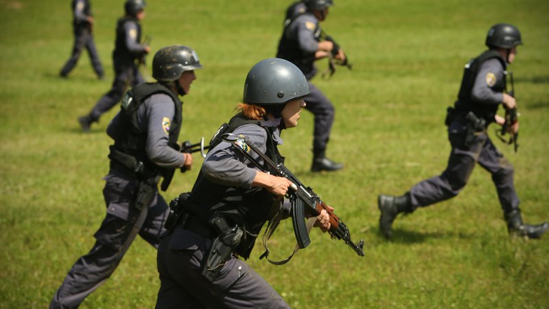 Fotografija: Znanje o taktičnem ali operativnem gibanju z dolgo- in kratkocevnim orožjem je za policiste nujno.
FOTO: Jure Eržen
