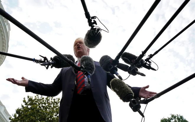 Donald Trump pred odhodom na srečanje skupine G7 v Kanadi FOTO: Reuters