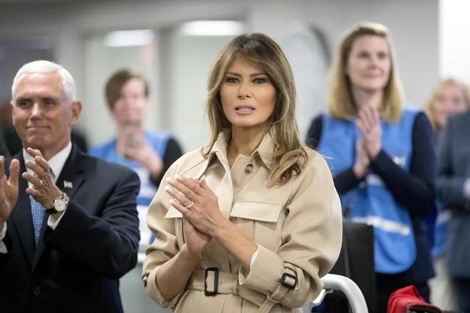 Melania Trump se je po 27 dneh pojavila pred mediji, ki so med drugim pisali o ugibanjih, da je zapustila svojega moža. FOTO: Andrew Harnik/AP