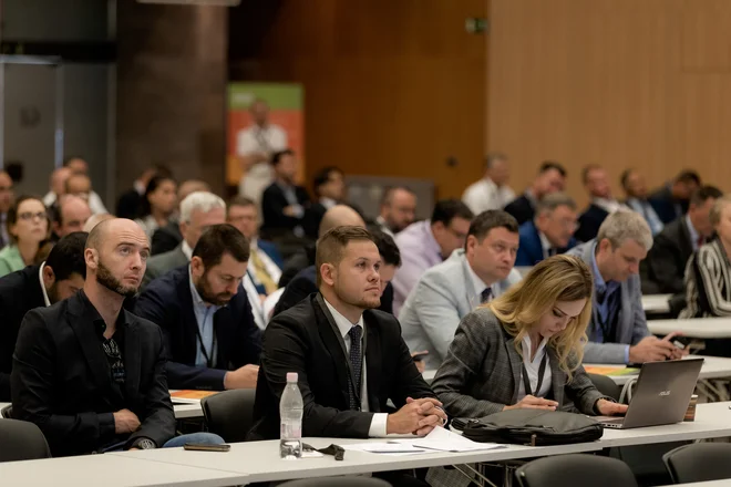 Na konferenci, ki sta jo skupaj organizirali podjetje Adria Tehnika in vodilna revija s področja letalstva Aviation Week, je sodelovalo več kot 300 udeležencev. FOTO: Žiga Intihar