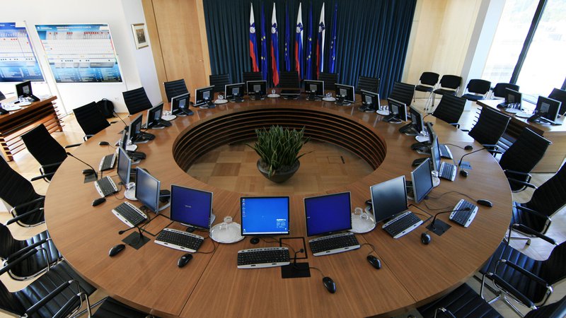Fotografija: Sejna dvorana vlade bo še nekaj časa čakala novo ministrsko ekipo, saj bodo pogovori o vladni koaliciji dolgotrajni. FOTO: Uroš Hočevar