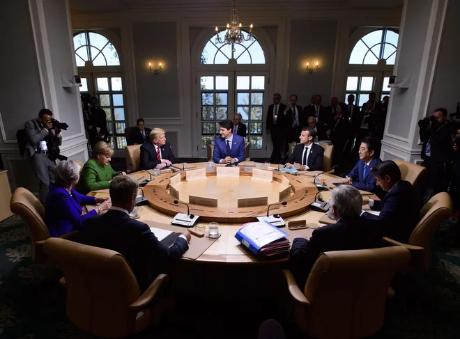 Nekateri izmed najvplivnejših politikov, med njimi kanadski premir Justin Trudeau, predsednik Francije Emmanuel Macron, japanski premier Šinzo Abe, italijanski premier Giuseppe Conte, predsednik Evropske komisije Jean-Claude Juncker, predsednik Evropskega sveta Donald Tusk, britanska premierka Theresa May, nemškakanclerka Angela Merkel in predsednik ZDA Donald Trump so si po sestanku privoščilo večerjo, polno dobrot. FOTO: Sean Kilpatrick/AP