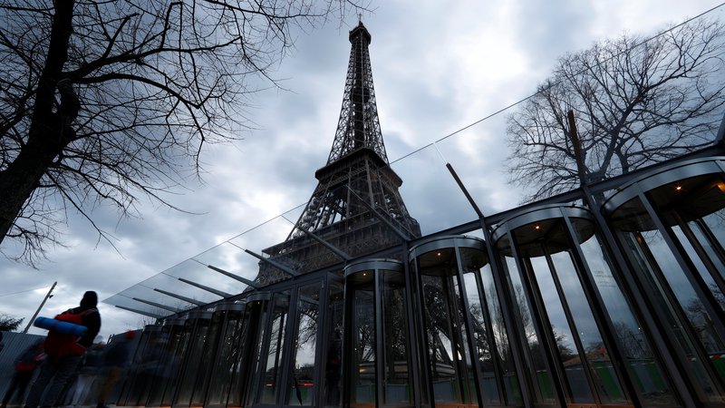 Fotografija: V Pariz se bodo zgrnili predstavniki obrambne industrije. FOTO: Gonzalo Fuentes/Reuters