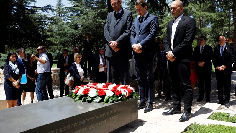 Fotografija: Kurz je položil venec na grob nekdanjega izraelskega predsednika Šimona Peresa. FOTO: Ronen Zvulun/Reuters