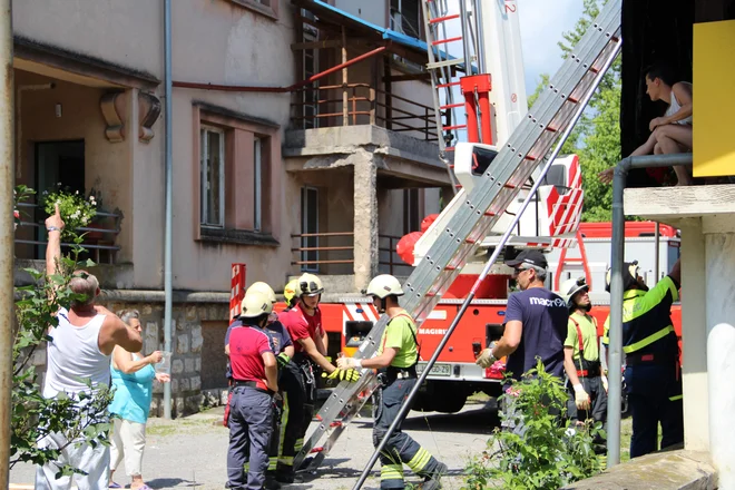 Včeraj so pokrivali vse hiše, kar po vrsti. Foto Simona Fajfar