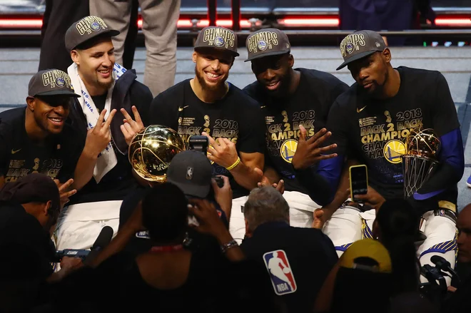 Kevin Durant, Draymond Green, Stephen Curry, Klay Thompson in Andre Iguodala (z desne) so s prsti komajda prešteli doslej osvojene lovorike.<br />
Foto AFP