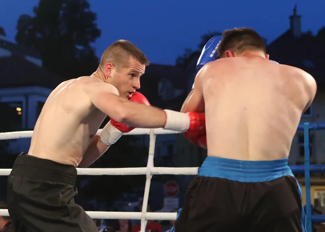 Andrej Baković (levo) je bliskovito opravil tudi z Ernadom Jašarevićem iz BiH. FOTO: Dejan Javornik