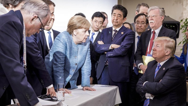 Fotografija: Podoba zasedanja sedmih najrazvitejših G7 je postala fotografija ameriškega predsednika, ki kot poreden šolar pred učiteljskim zborom posluša francoske in nemške levite. FOTO: AP