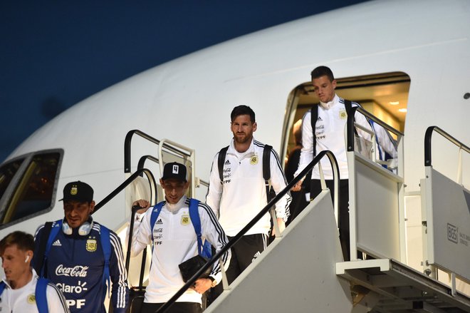 Argentinska reprezentanca je prispela v Rusijo, med najbolj obleganimi igralci je bil pričakovano Lionel Messi. FOTO: AFP