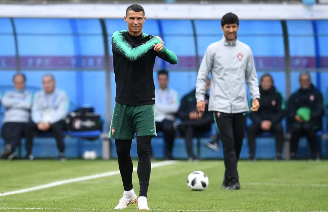 Cristiano Ronaldo in soigralci so včeraj opravili prvi trening v svojem vadbenem središču v Moskvi. FOTO: AFP