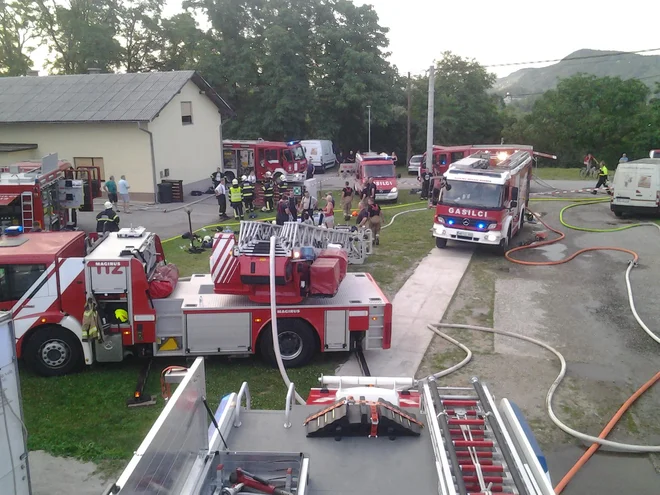 Požar se je iz peči v trenutku razširil po vsej proizvodni hali. FOTO: Gasilska brigada Maribor