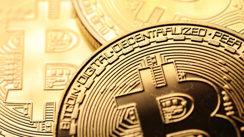 Fotografija: Bitcoin je konec tedna izgubil desetino vrednosti. FOTO: Getty images
