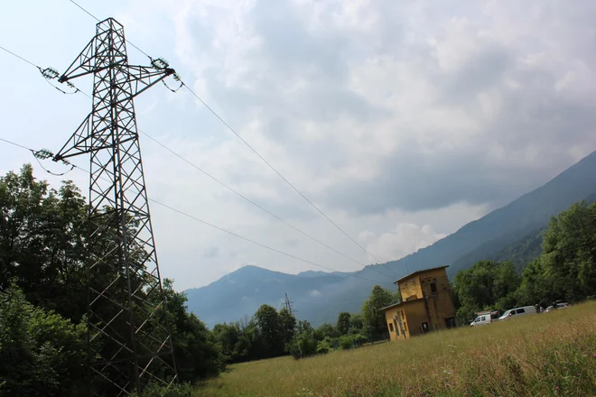 Večina opreme kobariške razdelilne transformatorske postaje je starejša od 40 let. FOTO: Blaž Močnik