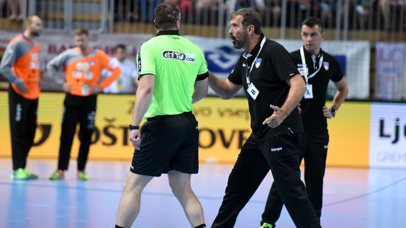 Veselin Vujovič je med minuto odmora bentil na danska sodnika. Foto: Slavko Kolar