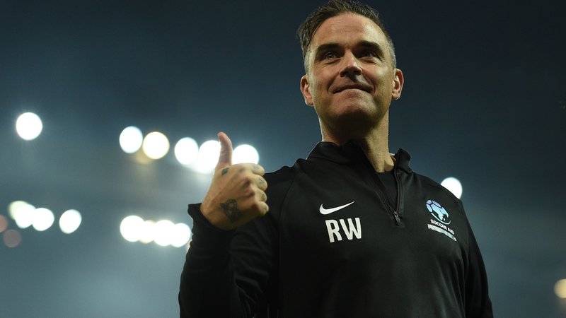 Fotografija: Glasbenik Robbie Williams je tudi nogometni navdušenec. FOTO: AFP