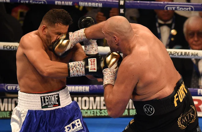 Tyson Fury, nekdanji svetovni prvak težke kategorije, je dve leti in pol po epski zmagi nad Vladimirjem Kličkom v Manchesterju prvič stopil v ring in dokazal, da kljub povečani telesni teži ni pozabil zmagovati. Z izzivalcem, Seferjem Seferijem, ni imel niti najmanjših težav, poraženčeva ekipa je naznanila predajo po četrti rundi. Foto Oli Scarff Afp