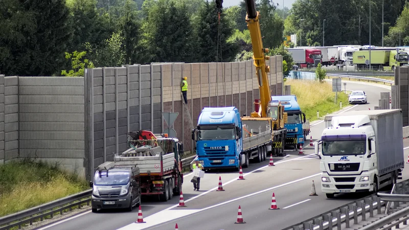 Fotografija: Nova izvajalca popravil protihrupne ograje na avtocesti pri Celju sta pred začetkom del odvzela del neustreznih protihurpnih panelov za zavarovanje dokazov. FOTO: Brane Piano