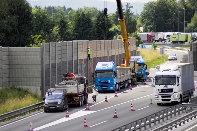 Nova izvajalca popravil protihrupne ograje na avtocesti pri Celju sta pred začetkom del odvzela del neustreznih protihurpnih panelov za zavarovanje dokazov. FOTO: Brane Piano