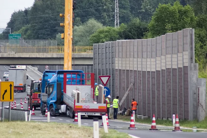 Ograje na avtocesti pri Celju so visoke 7,5 metra. FOTO: Brane Piano