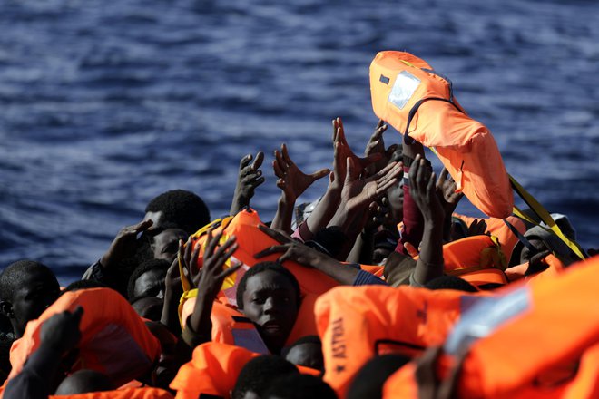 Po mednarodnem pravu morajo ladje pomagati vsaki ladji v težavah ne glede na okoliščine. FOTO: Emilio Morenatti/AP