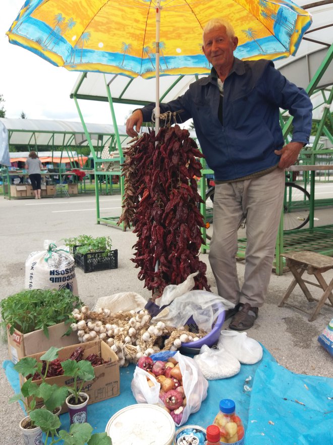 Sušene rdeče paprike so značilni izdelek Šopluka, območja, kjer v treh državah živijo Šopi. Kmet iz vasi Krupac v bližini Dimitrovgrada prisega, da so ekološke. Foto Milena Zupanič