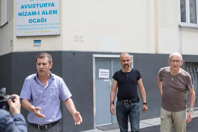Razburjeni pripadniki turške skupnosti zaradi zaprtja njihove mošeje. FOTO: Alex Halada/AFP