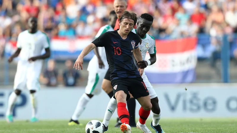 Fotografija: Luka Modrić je bil tudi na petkovi hrvaški generalki v Osijeku proti Senegalu (2:1) zelo pogosto pri žogi.
FOTO: Reuters