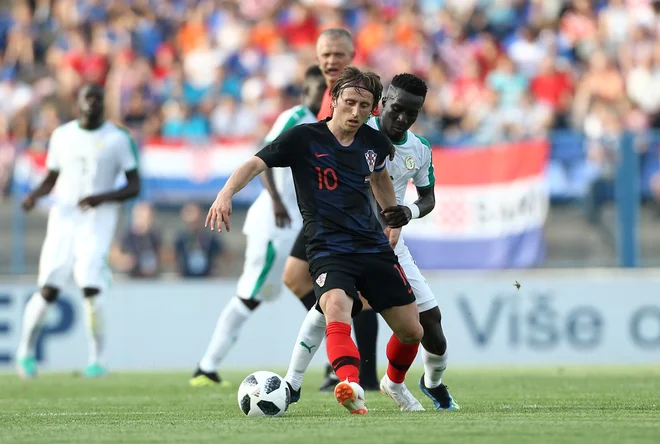 Luka Modrić je bil tudi na petkovi hrvaški generalki v Osijeku proti Senegalu (2:1) zelo pogosto pri žogi.<br />
FOTO: Reuters