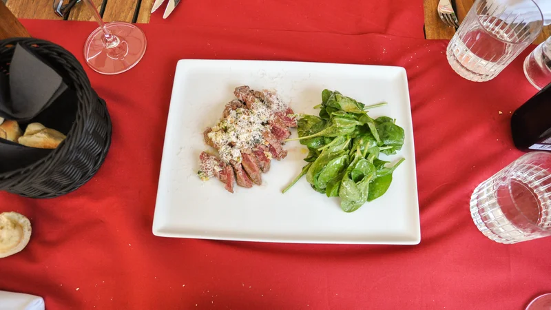 Fotografija: Tagliata s parmezanom in mlado špinačo. FOTO: Uroš Mencinger Foto Uroš Mencinger