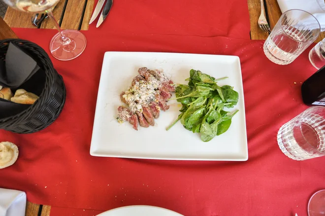 Tagliata s parmezanom in mlado špinačo. FOTO: Uroš Mencinger Foto Uroš Mencinger