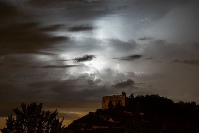 Nevihtna svetloba za ruševinami gradu Staufen na jugozahodu Nemčije. FOTO: Philipp Von Ditfurth/AFP