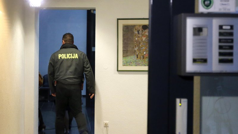 Fotografija: Več kot sto ljubljanskih kriminalistov je včeraj izvedlo okoli 20 hišnih in osebnih preiskav na bankah. FOTO: Aleš Černivec/Delo