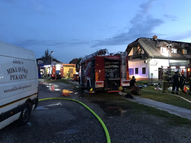 S PU Maribor so sporočili, je bila v požaru v celoti uničena tudi streha s ostrešjem in kritino, po za zdaj nestrokovni oceni pa nastala škoda znaša okoli 1,2 milijona evrov. FOTO: Aleš Andlovič