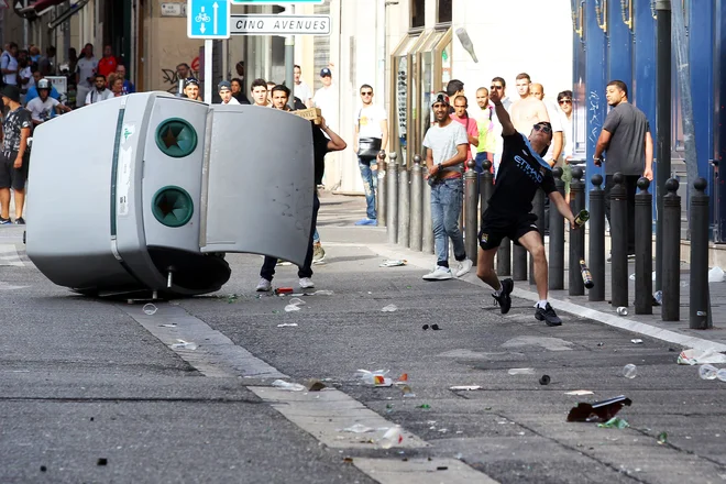 Nazadnje so se na velikem tekmovanju navijači spustili v množični pretep pred dvema letoma na EP v Franciji, na dan tekme med Rusijo in Anglijo. FOTO: AFP