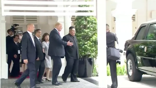 Medtem ko se svet sprašuje, od kod Kim Džong Unu mercedes za več kot milijon dolarjev, Trump razkazuje svojo Zver. FOTO: Reuters
&nbsp;