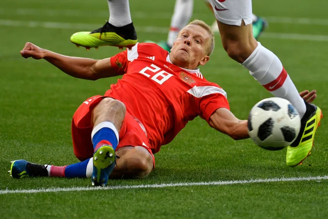 Povsem mogoče je, da bo Rusija (na fotografiji Igor Smolnikov) največji pečat doma pustila prvi dan, ko bo s tekmo proti Saudski Arabiji na štadionu Lužniki odprla SP. Foto AFP