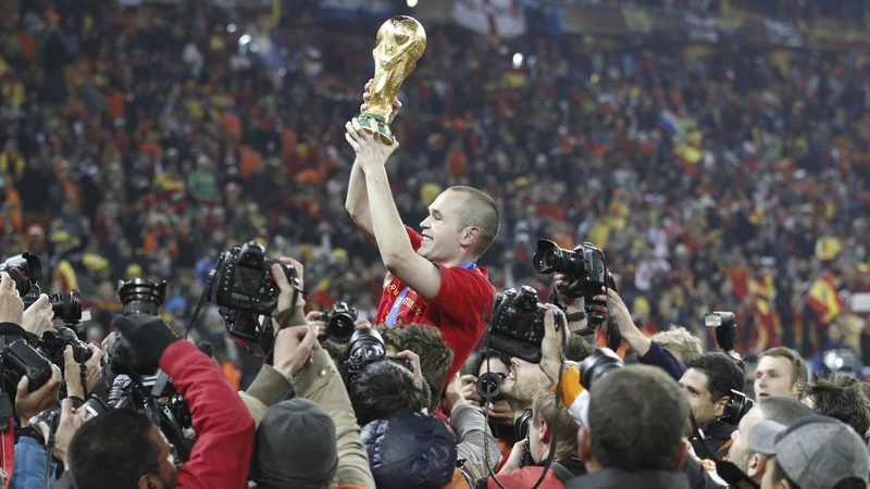Fotografija: Andres Iniesta je leta 2010 ponosno v zrak dvignil lovoriko svetovnih prvakov. FOTO: Reuters