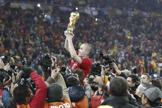 Andres Iniesta je leta 2010 ponosno v zrak dvignil lovoriko svetovnih prvakov. FOTO: Reuters