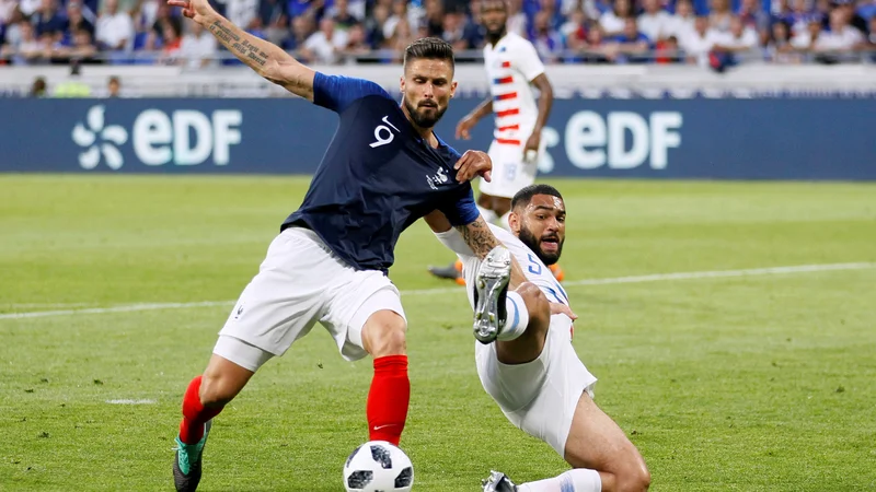 Fotografija: Francija (na fotografiji levo Olivier Giroud) ima zavidljiv igralski kader, a glavna težava za selektorja Didiera Deschampsa bo, kako složno bodo kikirikali galski petelini. Foto Reuters
