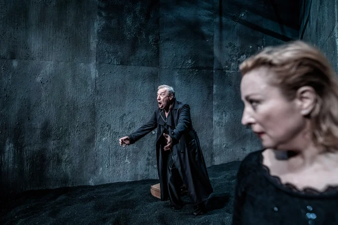 Festivalska premiera<em> Kraljica mati</em> v izvedbi Gledališča Koper in Mestnega gledališča Ptuj. FOTO: Jaka Varmuž