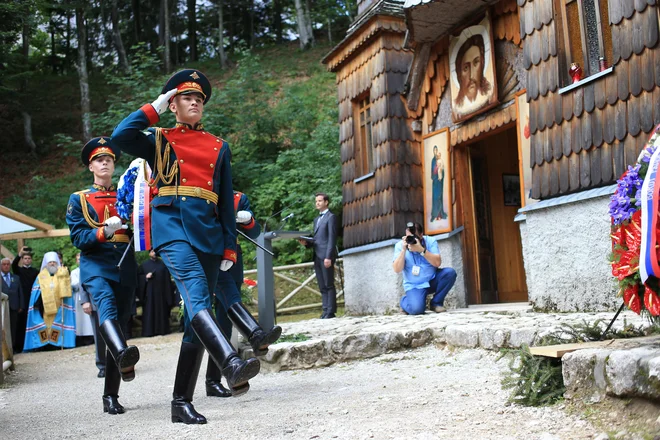 Vsako leto ob koncu julija ob kapelici pod Vršičem počastijo spomin na preminule ruske vojake med 1. svetovno vojno. FOTO: Tomi Lombar<br />
&nbsp;
