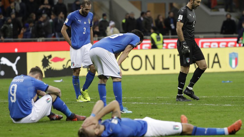 Fotografija: Mnogi bodo na SP pogrešali italijansko nogometno reprezentanco, ki je bila takole poklapana, ko je izgubila vozovnico za Rusijo. »Takšni fanatiki, tradicija in ljubezen do nogometa, njih pa ne bo zraven. Kolikor obžaluje vsak Italijan, toliko obžalujem tudi jaz, da jih ne bo,« je dejal namiznoteniški igralec Bojan Tokič. FOTO: AP