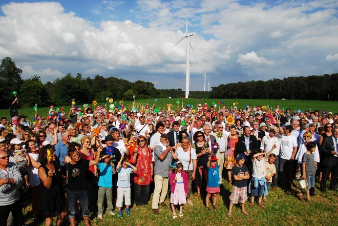 Slavje ob otvoritvi vetrne elektrarne Bégawatts. FOTO: Énergies in Pays de Vilaine<br />
&nbsp;