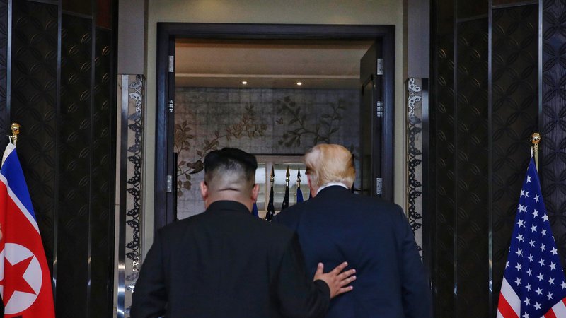 Fotografija: Ameriški predsednik Donald Trump in severnokorejski vodja Kim Džong Un FOTO: AFP