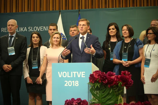 Zmagovalka volitev izpred štirih let SMC se je na tokratnih volitvah z 9,75 odstotka prejetih glasov uvrstila na četrto mesto. V poslanskih klopeh jo bo po novem zastopalo deset poslancev. FOTO: Jure Eržen/Delo