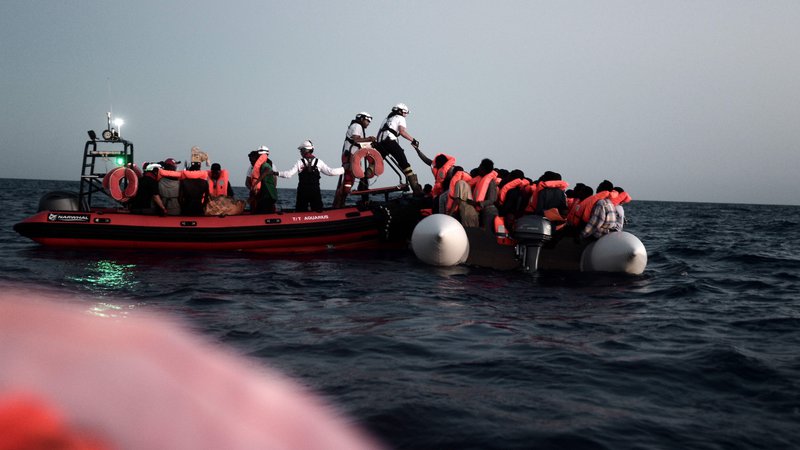 Fotografija: Potem ko Italija ni hotela sprejeti migrantov z ladje Aquarius, je nova španska vlada sporočila, da lahko ladja pristane v Valencii. FOTO: AFP