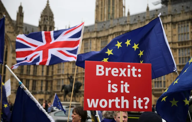 Britanska vlada je s težavo prestala eno ključnih preizkušenj. FOTO: AFP